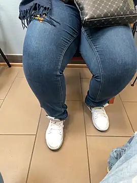 Snapshot of kevetvivi chatting on 11/29/25, 09:23 kevetvivi online show from 11/29/25, 09:23