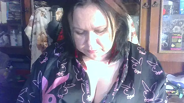 Snapshot of CharleeKendall chatting on 10/28/25, 04:20 CharleeKendall online show from 10/28/25, 04:20