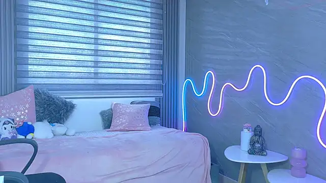 Snapshot of Naaomi_cute chatting on 10/28/25, 08:55 Naaomi cute online show from 10/28/25, 08:55