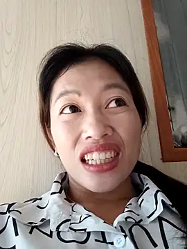 Snapshot of -Paige- chatting on 10/17/25, 07:44 -Paige- online show from 10/17/25, 07:44