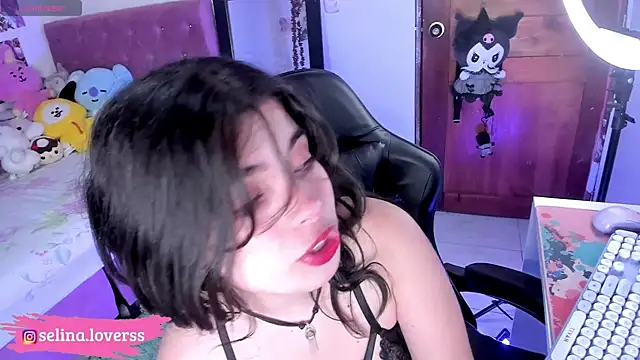 Snapshot of selina_lovers_ chatting on 04/22/26, 04:15 selina lovers online show from 04/22/26, 04:15