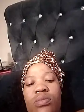 Snapshot of CaramelBoootie chatting on 11/11/25, 07:30 CaramelBoootie online show from 11/11/25, 07:30