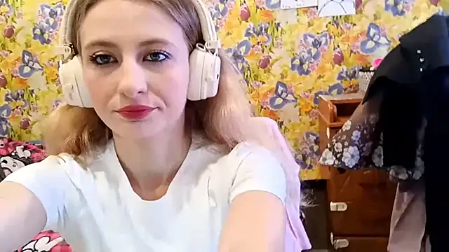 Snapshot of AmeliLia chatting on 10/18/25, 07:53 AmeliLia online show from 10/18/25, 07:53