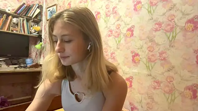 Snapshot of AmeliLia chatting on 12/18/25, 04:02 AmeliLia online show from 12/18/25, 04:02