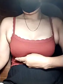 YiyinLy online show from 10/29/25, 08:32