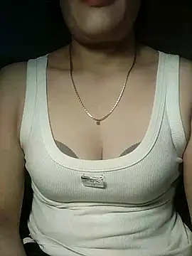 YiyinLy online show from 11/18/25, 03:01