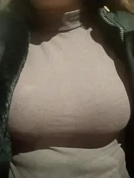 YiyinLy online show from 12/14/25, 12:10