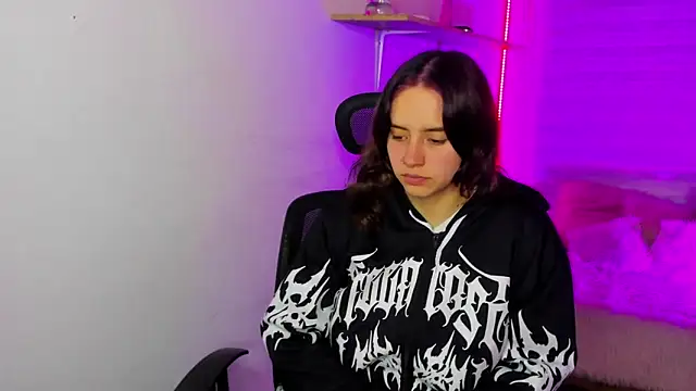 Snapshot of Emily_Lindey chatting on 11/30/25, 03:21 Emily Lindey online show from 11/30/25, 03:21