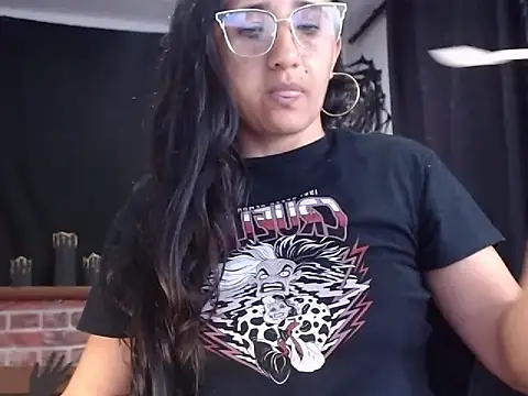 Snapshot of Lucyy_Naugthy chatting on 10/20/25, 12:27 Lucyy Naugthy online show from 10/20/25, 12:27