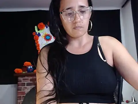 Snapshot of Lucyy_Naugthy chatting on 11/13/25, 06:29 Lucyy Naugthy online show from 11/13/25, 06:29