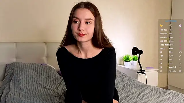 Snapshot of La_L_U_N_E chatting on 12/15/25, 07:40 La L U N E online show from 12/15/25, 07:40