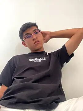 Muchachito18 online show from 10/15/25, 03:56