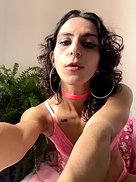 Snapshot of yvessblue chatting on 11/25/25, 12:05 yvessblue online show from 11/25/25, 12:05