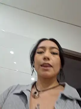 EvelynCrow  online show from 10/16/25, 10:44