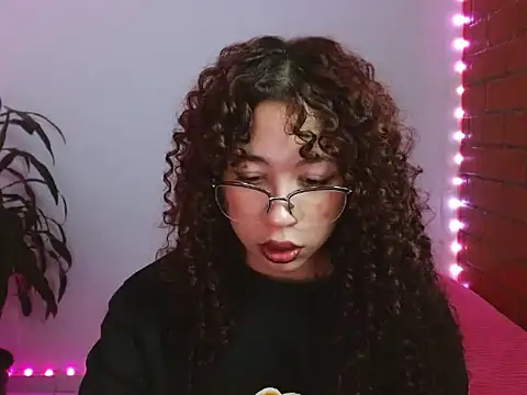 Snapshot of Medussa3033 chatting on 11/01/25, 12:12 Medussa3033 online show from 11/01/25, 12:12