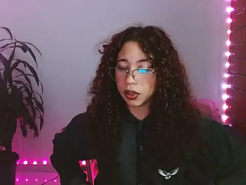 Snapshot of Medussa3033 chatting on 11/07/25, 01:38 Medussa3033 online show from 11/07/25, 01:38