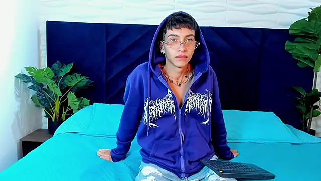 Tiam muller online show from 10/24/25, 03:47