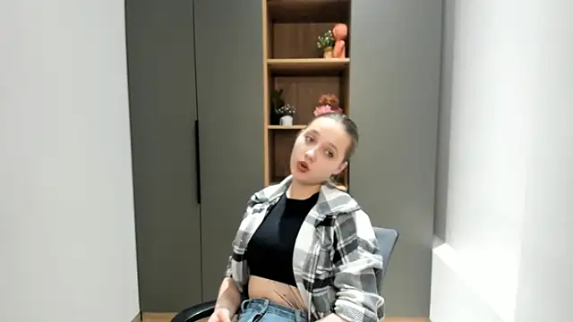 NadiaGnegy online show from 10/19/25, 03:18