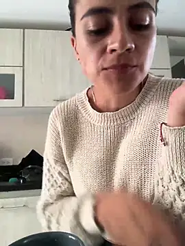 Snapshot of valentina_herrrera chatting on 10/27/25, 08:46 valentina herrrera online show from 10/27/25, 08:46