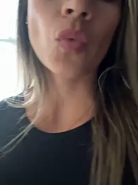 Snapshot of valentina_herrrera chatting on 10/31/25, 09:27 valentina herrrera online show from 10/31/25, 09:27