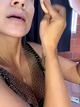 Snapshot of valentina_herrrera chatting on 11/16/25, 03:28 valentina herrrera online show from 11/16/25, 03:28