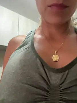 Snapshot of valentina_herrrera chatting on 12/17/25, 12:33 valentina herrrera online show from 12/17/25, 12:33