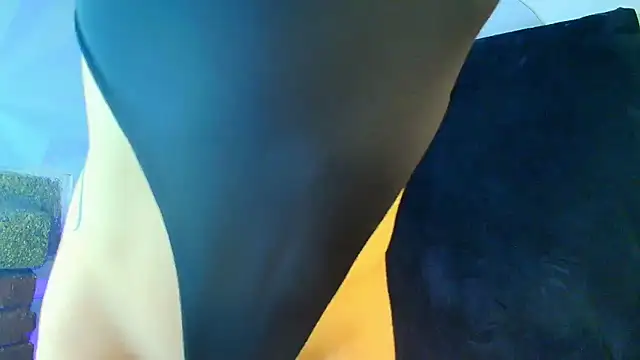 LiliBundy online show from 10/25/25, 04:20