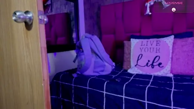 Snapshot of camila__bouzas chatting on 02/17/26, 12:01 camila bouzas online show from 02/17/26, 12:01