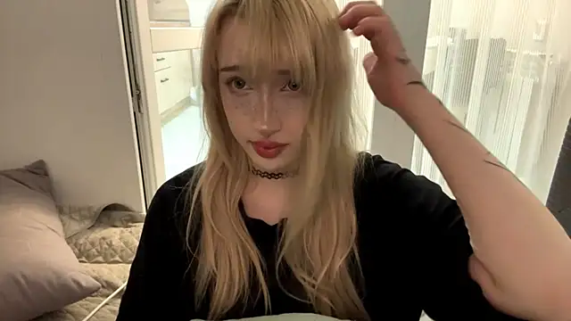 Snapshot of Milkmoriee chatting on 10/18/25, 05:25 Milkmoriee online show from 10/18/25, 05:25