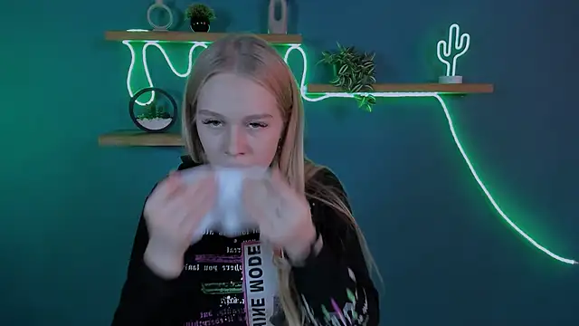 Snapshot of megan_cold chatting on 11/03/25, 09:32 megan cold online show from 11/03/25, 09:32