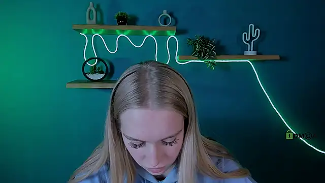 Snapshot of megan_cold chatting on 11/04/25, 03:44 megan cold online show from 11/04/25, 03:44