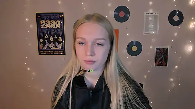 Snapshot of megan_cold chatting on 11/13/25, 09:41 megan cold online show from 11/13/25, 09:41