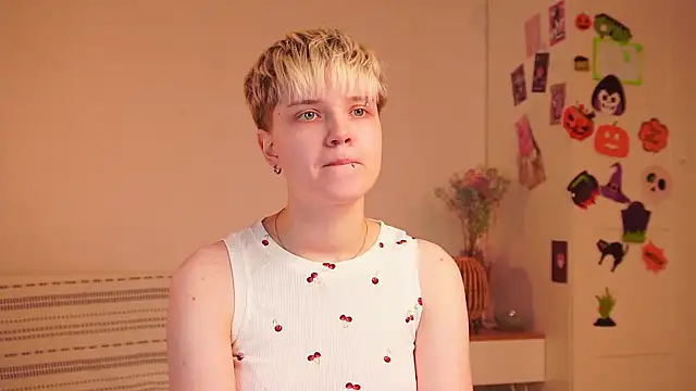 Snapshot of puffimini chatting on 11/15/25, 02:02 puffimini online show from 11/15/25, 02:02