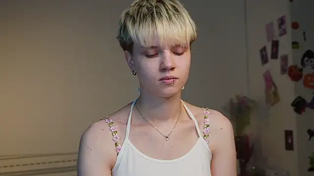 Snapshot of puffimini chatting on 11/21/25, 01:32 puffimini online show from 11/21/25, 01:32