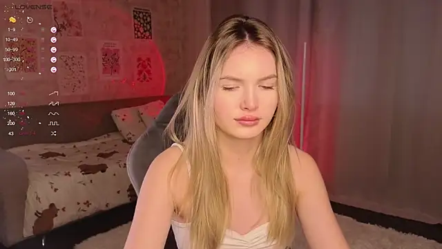 Snapshot of EvelynSin chatting on 10/20/25, 11:10 EvelynSin online show from 10/20/25, 11:10