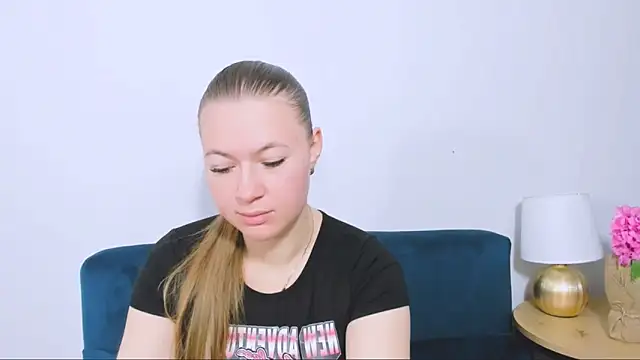 Snapshot of LeaNaughty chatting on 11/30/25, 05:11 LeaNaughty online show from 11/30/25, 05:11