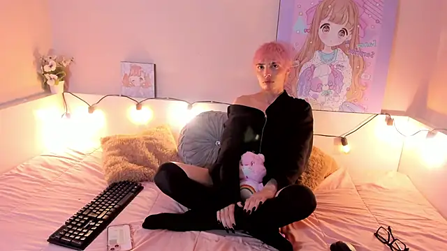 Snapshot of Strawberry_Kitty_ chatting on 10/18/25, 04:37 Strawberry Kitty online show from 10/18/25, 04:37