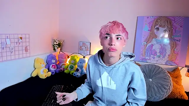 Snapshot of Strawberry_Kitty_ chatting on 10/19/25, 04:02 Strawberry Kitty online show from 10/19/25, 04:02