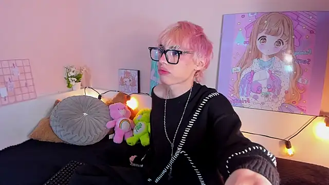 Snapshot of Strawberry_Kitty_ chatting on 10/27/25, 03:32 Strawberry Kitty online show from 10/27/25, 03:32