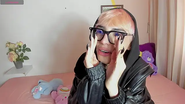 Snapshot of Strawberry_Kitty_ chatting on 11/12/25, 02:17 Strawberry Kitty online show from 11/12/25, 02:17