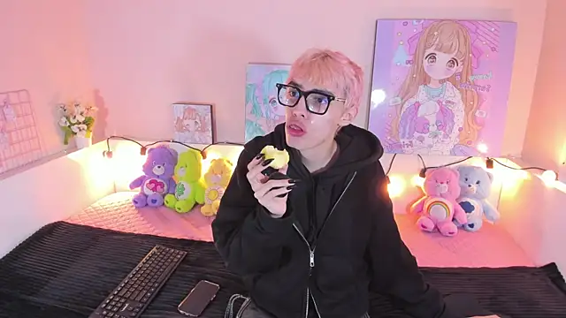 Snapshot of Strawberry_Kitty_ chatting on 11/15/25, 10:59 Strawberry Kitty online show from 11/15/25, 10:59