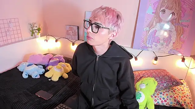 Snapshot of Strawberry_Kitty_ chatting on 11/17/25, 03:56 Strawberry Kitty online show from 11/17/25, 03:56