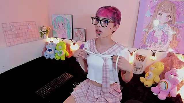 Snapshot of Strawberry_Kitty_ chatting on 11/23/25, 04:12 Strawberry Kitty online show from 11/23/25, 04:12