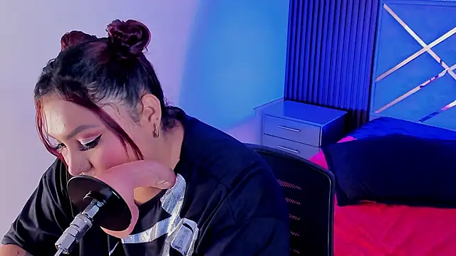 Snapshot of Halleyrosse chatting on 11/13/25, 04:11 Halleyrosse online show from 11/13/25, 04:11