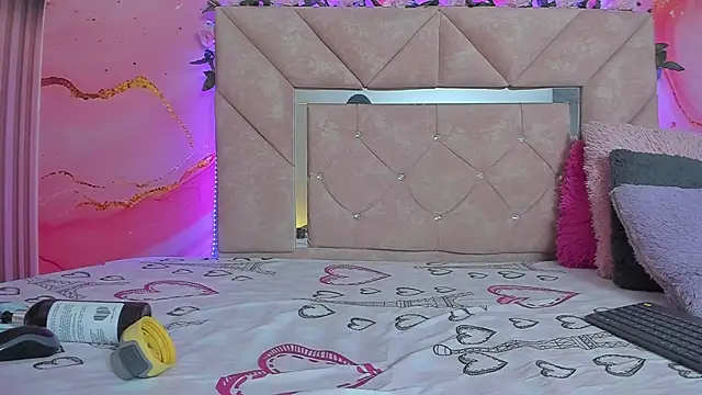 mia  blaze   online show from 12/16/25, 03:11