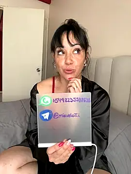 miavelatti85 online show from 11/28/25, 02:20