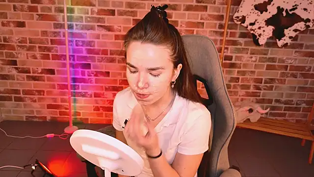 May Bloom online show from 03/19/26, 04:11