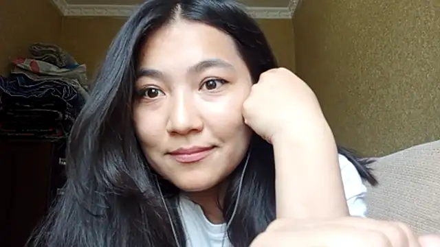 Snapshot of LinneaHyles chatting on 10/28/25, 05:22 LinneaHyles online show from 10/28/25, 05:22