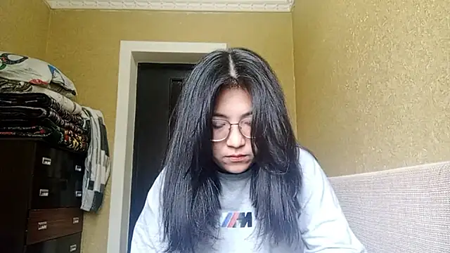 Snapshot of LinneaHyles chatting on 11/07/25, 04:12 LinneaHyles online show from 11/07/25, 04:12