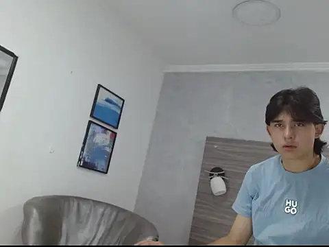 Snapshot of Tom_0001 chatting on 10/26/25, 08:04 Tom 0001 online show from 10/26/25, 08:04